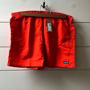 Patagonia W’s Baggie shorts in Paintbrush red size L. New with tags